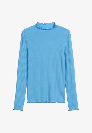 Haut à manches longues côtelé bleu clair avec un col haut à volants et des bords à volants sur les manches et l'ourlet sur fond blanc.