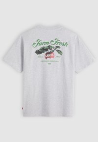 T-shirt en coton gris présentant un design graphique vert et rouge au dos, avec le texte "Farm Fresh" et une illustration de pomme stylisée.