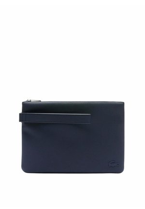 Pochette bracelet rectangulaire bleu marine avec fermeture éclair et petit logo crocodile embossé dans le coin inférieur droit.