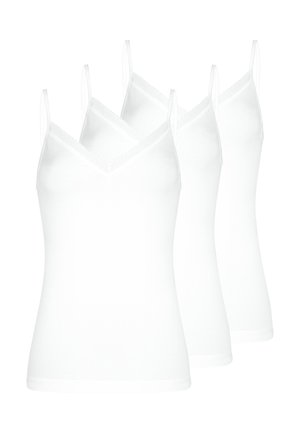 Trzy białe koszulki na ramiączkach dla kobiet z cienkimi paskami i koronkowym wykończeniem na dekolcie w kształcie litery V, ułożone w przesuniętym rzędzie.