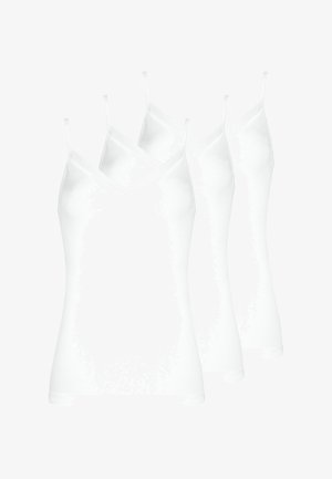 Trois camisoles blanches pour femmes avec bretelles fines et bordure en dentelle au col en V, disposées en rangée décalée.