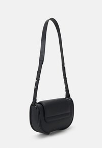 Borsa a tracolla nera in pelle con patta piatta, forma rotonda e tracolla regolabile con dettagli in metallo argentato e cuciture.