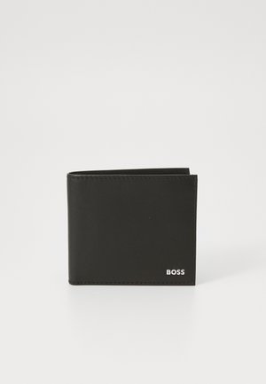 Juodas odinis pinigine su sulankstomu dizainu, turinti lygią tekstūrą ir iškilų "BOSS" logotipą apatiniame dešiniajame kampe.