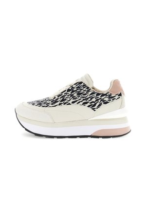 Beige und schwarzer Leopardenmuster-Sneaker mit weißer und pinker Plateau-Sohle, abgerundeter Zehenpartie und Schnürverschluss, Seitenansicht vor weißem Hintergrund.