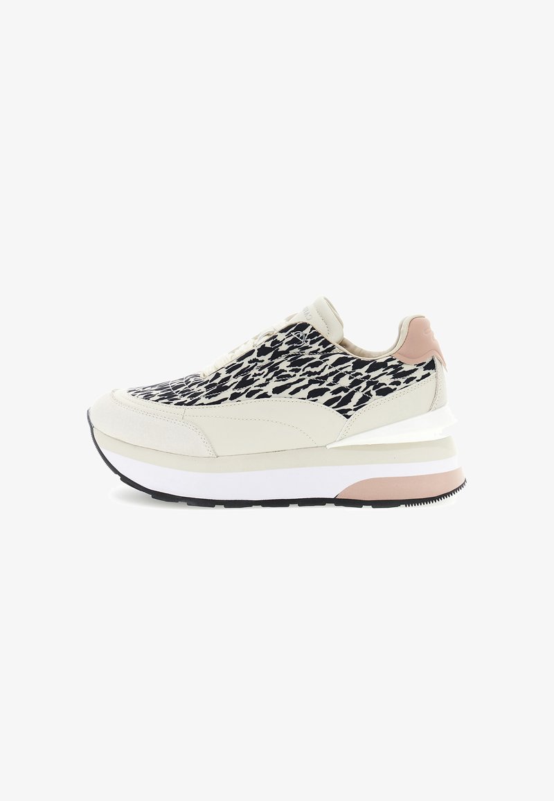 Beige und schwarzer Leopardenmuster-Sneaker mit weißer und pinker Plateau-Sohle, abgerundeter Zehenpartie und Schnürverschluss, Seitenansicht vor weißem Hintergrund.