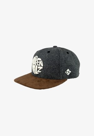 Dunkelgraue Baseballkappe aus Stoff mit braunem Wildleder-Schirm, weiß gesticktem Text vorne und kleinem Logo-Patch an der Seite.