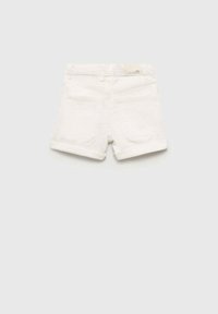 Valkoiset denimit shortsit klassisella designilla, joissa on kaksi takataskua ja suora leikkaus. Kankaan pinta on sileä, ja siinä on hieman rakenteellista tekstuuria.