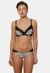 Soutien-gorge noir avec dentelle et culotte assortie, présentant un motif floral sur fond clair ; tissu doux, soutien-gorge avec armatures, bretelles ajustables.