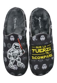Zapatillas negras con forro de felpa que presentan varios motivos de Star Wars, incluyendo un stormtrooper y el texto "QUE LA FUERZA TE ACOMPAÑE."