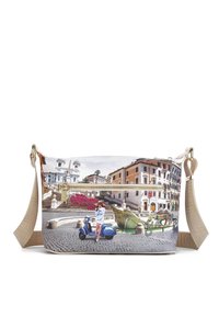 Borsa a spalla in tela con una stampa colorata di un paesaggio urbano e uno scooter blu. Tracolla beige e dettagli decorativi. Forma rettangolare.
