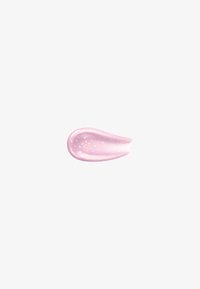 Trace de crème cosmétique rose brillante avec des paillettes subtiles sur fond blanc uni.
