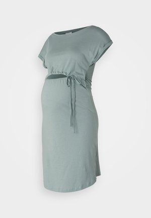 Abito da maternità verde chiaro in cotone, con maniche corte, vita regolabile e una vestibilità comoda. Tessuto liscio e lunghezza al ginocchio.