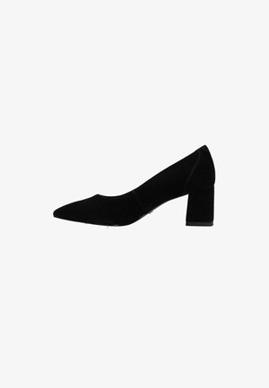 Escarpin en daim noir avec un bout pointu, une découpure arrondie et un talon bloc épais. La texture est douce et le design est classique et minimaliste.