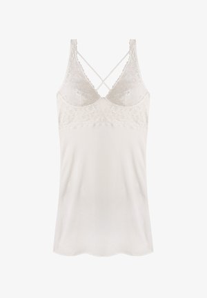 Valkoinen satiinipaita, jossa on pitsiyksityiskohtia, ristikkäiset olkaimet selässä, sileä tekstuuri ja vartalonmyötäinen muotoilu. Ei näkyviä kuvioita tai yksityiskohtia.