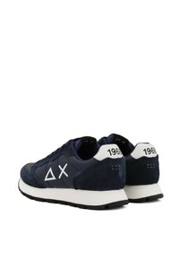 Sneakers blu navy in materiale scamosciato, con accenti bianchi, logo geometrico e dettaglio "1968" sulla parte posteriore. Dotati di una suola testurizzata per una migliore aderenza.