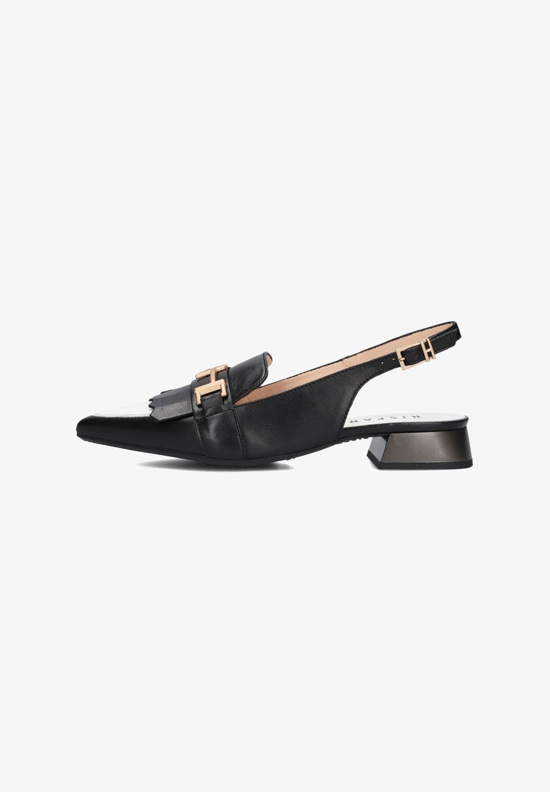 Zwarte leren slingback schoen met puntige neus, decoratieve franjes, gouden hardware accenten en een lage blokhak. Glad oppervlak, minimalistisch ontwerp.