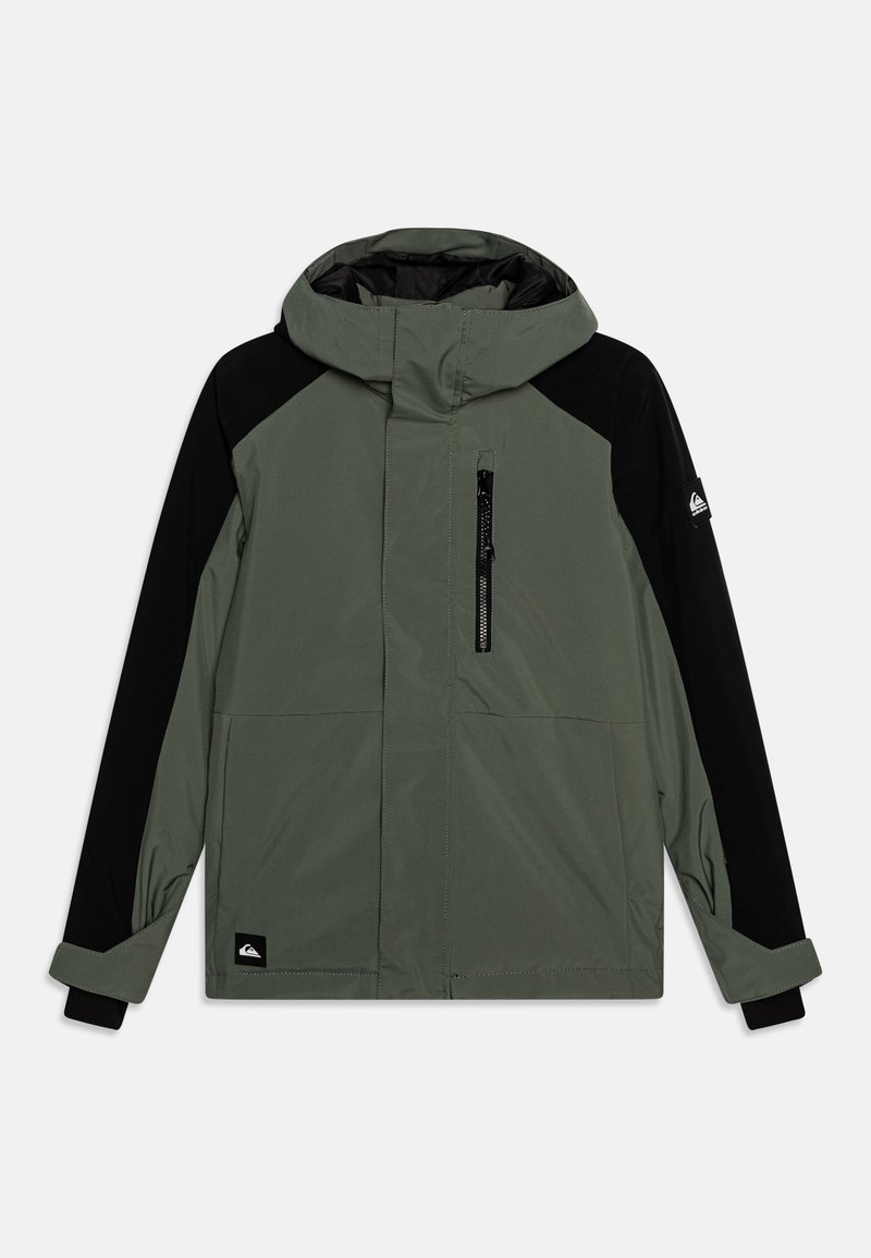 Chaqueta verde y negra, con capucha, bolsillo con cremallera y mangas en contraste. Fabricada con material resistente al agua y con una textura suave.