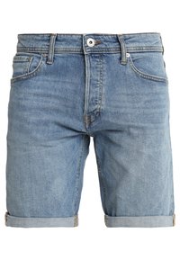 Jasnoniebieskie szorty dżinsowe w klasycznym kroju, z podwiniętymi brzegami, pięcioma kieszeniami i subtelnym wyblaknięciem na całej powierzchni materiału.
