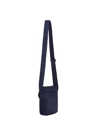 Borsa a tracolla blu navy con un esterno in tessuto morbido, cinturino regolabile con testo in rilievo e un design semplice con chiusura a pattina.