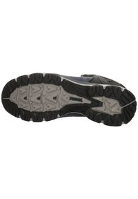 Černošedá podrážka turistické obuvi s robustním vzorem běhounu. Obsahuje odolný gumový materiál a lehkou konstrukci pro lepší trakci.
