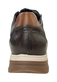 Bruine leren schoen met een zwarte leren accent en een gestructureerde bruine rubberen zool. Kenmerkt zich door een laag profiel ontwerp en een gevoerde hiel.