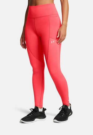 Leggings rosa con vita alta, tessuto testurizzato e dettaglio con tasca laterale. Abbinati a scarpe da atletica nere, con suola e lacci bianchi.
