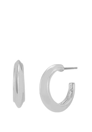 Boucles d'oreilles petites en argent avec une surface lisse et arrondie, présentées sous des angles latéral et frontal.