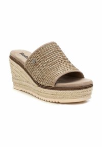 Sandalias de cuña con parte superior de lona trenzada en color marrón claro y plantilla suave en color beige. Cuenta con una plataforma envuelta en yute y suela texturizada. Detalle del logo en tono plateado.