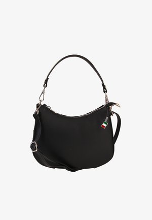 Sac à main noir en matériau lisse avec une forme courbée. Dispose d'une fermeture éclair, d'une bandoulière amovible et d'un petit accent en drapeau italien.
