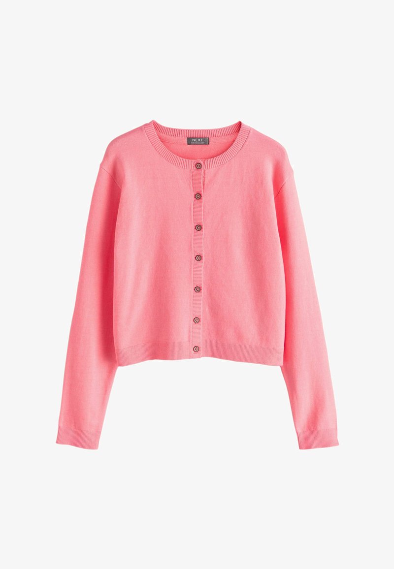 Cardigan rose court à manches longues avec col rond et sept boutons marron sur le devant, en tissu tricoté doux.