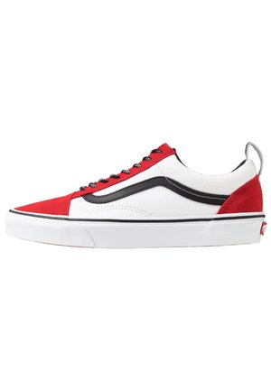 Rode en witte canvas sneaker met zwarte accenten, ronde neus en contrasterend rood suède aan de neuskap en hiel. Zwarte veters en logodetail.