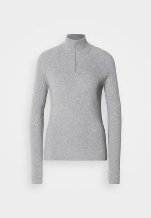 Ljust grå, ribbad pullovertröja med hög krage och halvdragkedja vid halsen. Den har långa ärmar och en figurnära design.