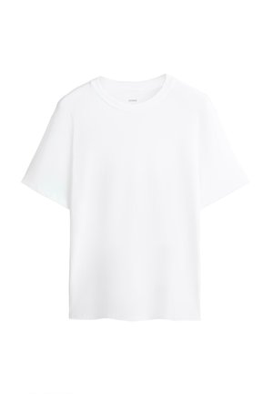 Egyszínű fehér, rövid ujjú, kerek nyakú póló laza szabással, fehér háttér előtt bemutatva.