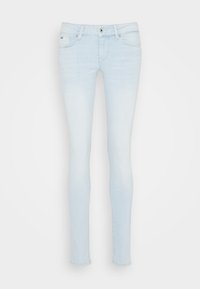 Jeans skinny de denim azul claro con un lavado desgastado, que cuentan con cierre de botón, bolsillos frontales y un ajuste ceñido a lo largo de las piernas.
