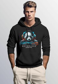 Schwarzer Hoodie mit einem Pandagrafik, der Kopfhörer und einen Kassettenrecorder trägt, beschriftet mit "NEVERLESS Electronic Music." Aus Baumwolle, lockere Passform.