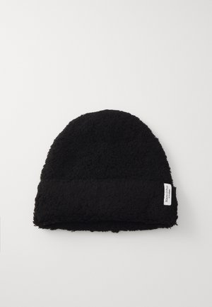 Sort fleece beanie med opfoldet kant, der har en tekstureret, blød overflade og et lille mærketag på siden.