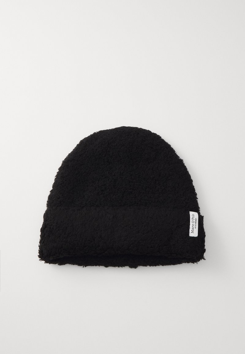 Zwarte fleece beanie met een omgeslagen rand, met een textuur en een zachte oppervlakte, en een klein merklabel aan de zijkant.