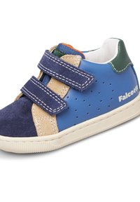 Scarpe per bambino in blu, beige e verde con due cinturini in velcro blu navy e dettagli laterali perforati.