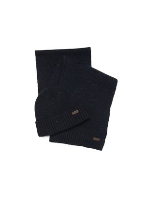 Ensemble bonnet et écharpe en tricot bleu marine avec des bords côtelés ; l'écharpe assortie au bonnet, parsemée de taches colorées ; agrémenté d'une petite étiquette.