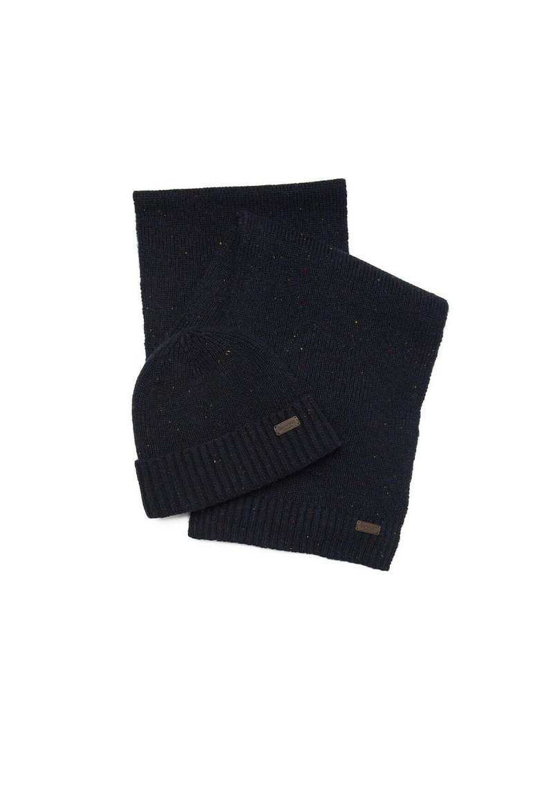 Set de căciulă și fular tricotate de culoare bleumarin, cu margini canelate; fularul se potrivește cu căciula, având pete colorate pe tot parcursul; accentuat cu un eticheta mică.