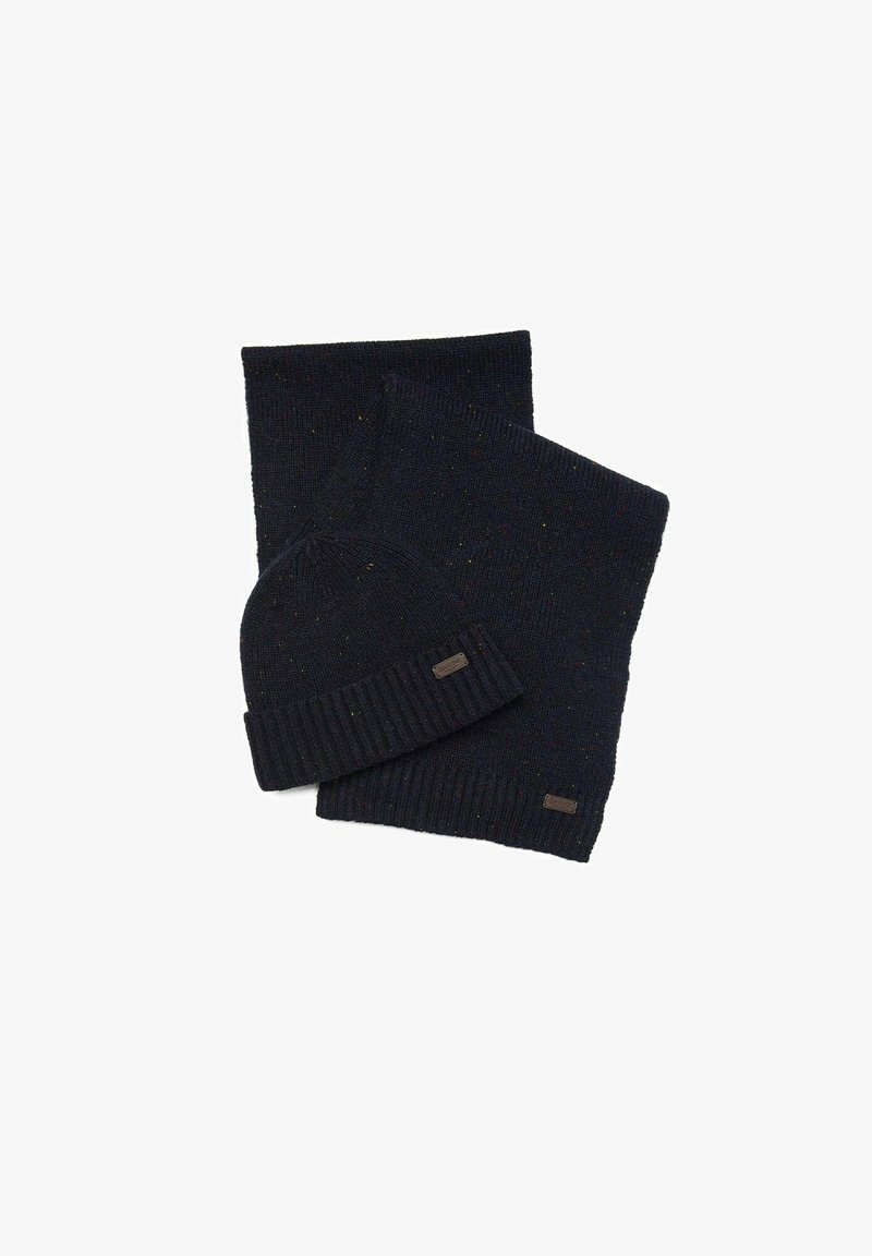 Conjunto de gorro e cachecol azul marinho tricotados com bordas caneladas; o cachecol combina com o gorro, apresentando manchas coloridas por toda a sua extensão; adornado com um pequeno rótulo.