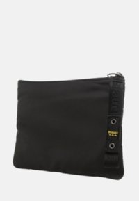 Borsa a mano nera in nylon con una texture liscia, chiusura con zip e una tracolla con occhielli e logo dettagliato sul lato.