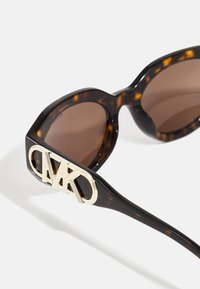 Michael Kors EMPIRE OVAL - Occhiali da sole - dark tortoise