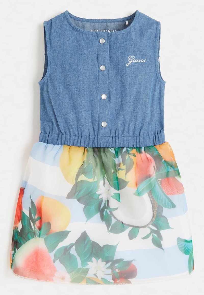 Denim lijfje jurk met zilveren knopen en elastische taille, met een doorzichtige, bloemenprint rok in pastelkleuren en groene accenten.