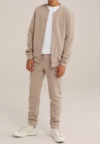 WE Fashion BLUE RIDGE - Tygbyxor - beige