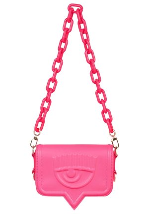 Jasnoróżowa torebka na ramię z dużym łańcuchem i tłoczonym wzorem oka na przedniej klapie z ostrym, dolnym krawędziem.