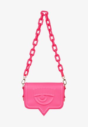 Jasnoróżowa torebka na ramię z dużym łańcuchem i tłoczonym wzorem oka na przedniej klapie z ostrym, dolnym krawędziem.