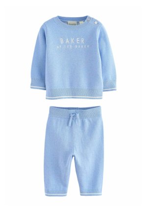 Blaues gestricktes Baby-Set mit einem Langarmpullover, der den Text "BAKER" trägt, und passenden Shorts mit elastischem Bund und Kordelzug.