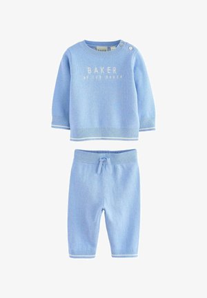 Blå strikket baby sæt bestående af en langærmet sweater med teksten "BAKER" og matchende shorts med elastisk talje og snor.