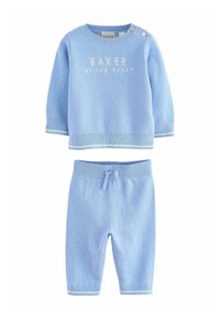 Světlomodrý pletený dvoudílný outfit s dlouhým rukávem s knoflíkovými ozdobami a kraťasy se stahovacím pasem.